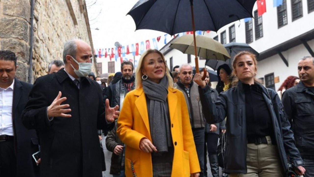 Devletin Polisine Şemsiye Taşıtmıştı:AKP'li Bakan Ersoy'un Eşinden Açıklama Geldi