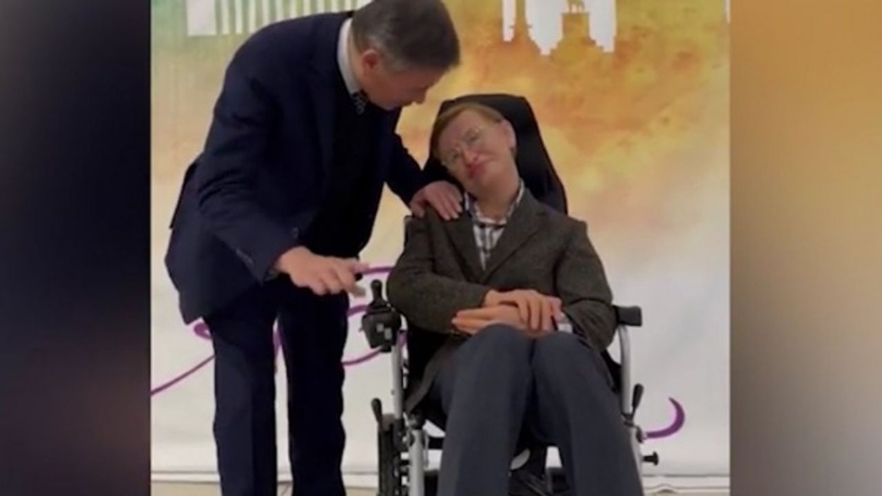 Kendini Kurtulmuşlardan Zanneden Melih Gökçek Stephen Hawking’le Konuştu: Nasıl Öbür Taraf