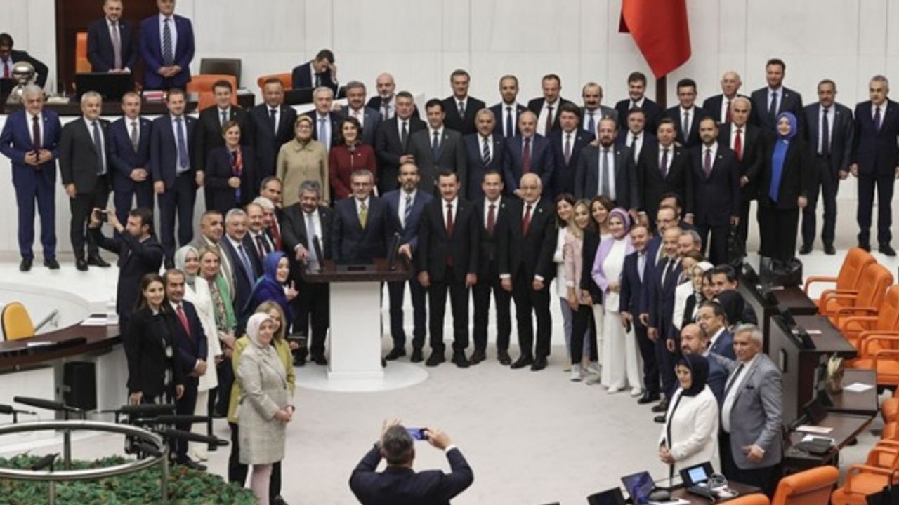 Sansür Yasası Görüşmelerine “İcazet mi Aldınız?” Gölgesi Düştü: AKP’liler ABD Büyükelçiliği İle Görüşmüş