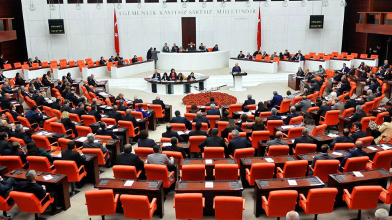 AKP ve MHP Başörtüsü Teklifini Erteledi