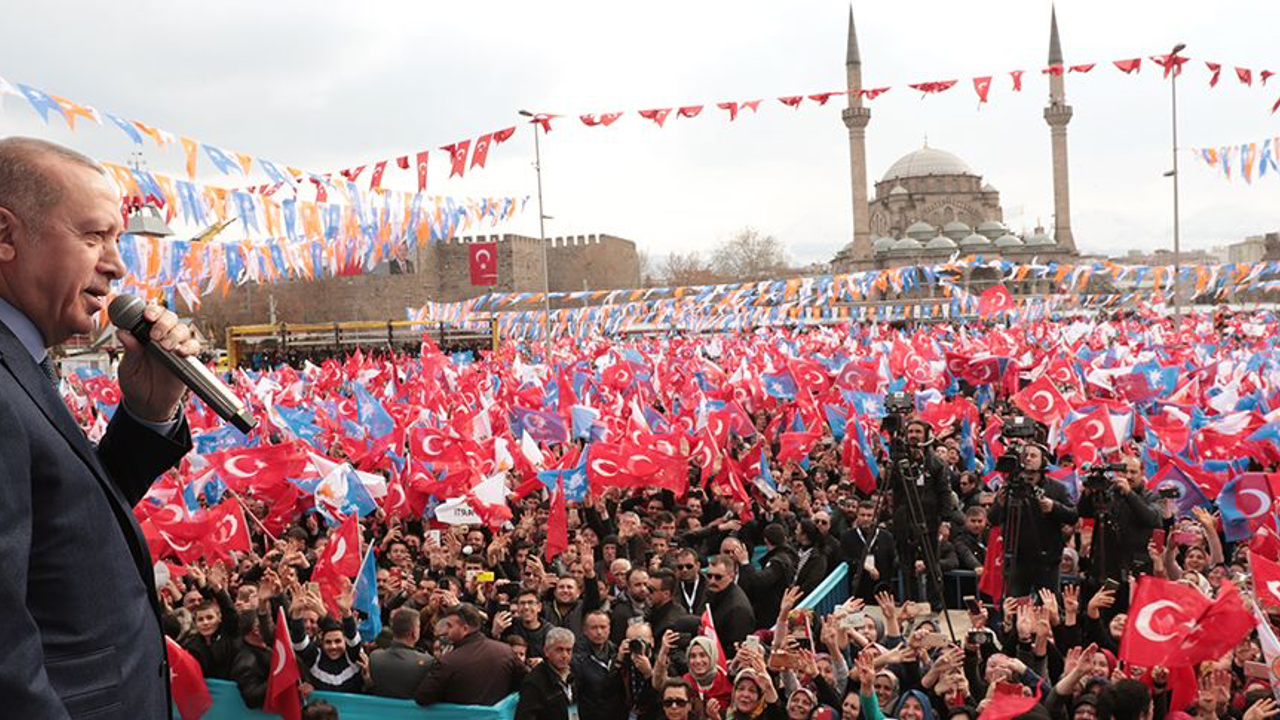Yandaş Yazar Ağzından Kaçırdı! AKP Mitingleri Toplama Kalabalık mı?