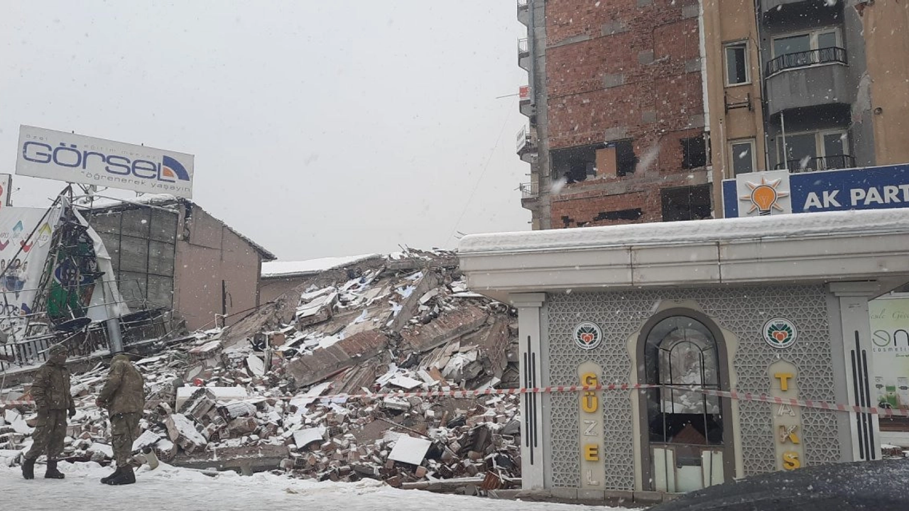 Evsiz Kalan Depremzede AKP İl Binasına Gitti: ''Yemek Ismarlayalım, Barınacak Yer İstiyorum...''