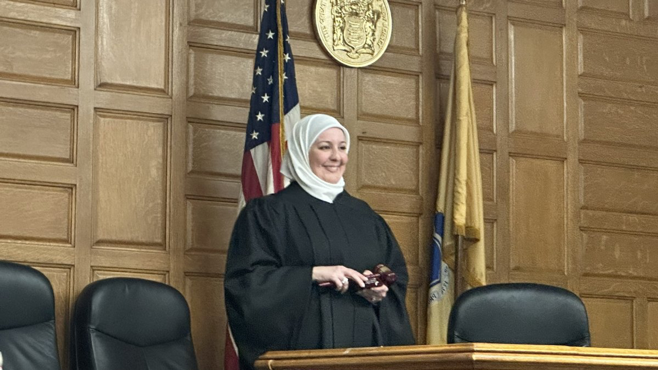 ABD’de Bir İlk: Başörtülü Yargıç Kuran-ı Kerim'e El Basarak Göreve Başladı