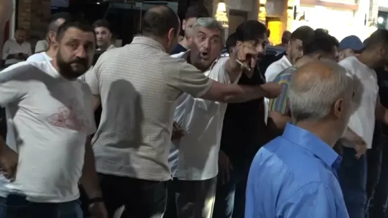 Rize'de Zam Kavgası! Vatandaş, AKP İl Binası Önünde Toplandı