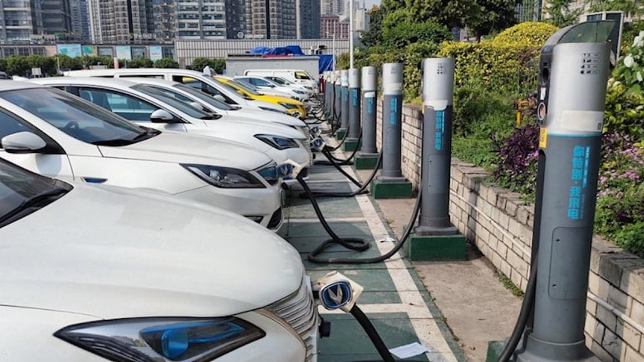 Avrupa’da Çin Alarmı: Elektrikli Araç Piyasasını Nasıl Ele Geçirdiler?