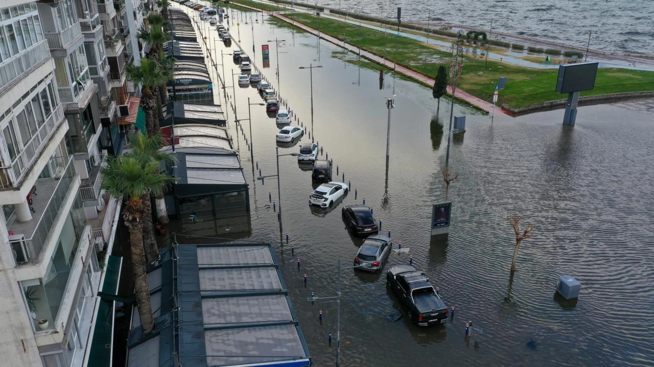 İzmir’de Fırtına: Deniz Taştı, Caddeler Nehre Döndü