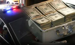 Emniyet Müdürünün Çakarlı Aracıyla Girdiği Benzinlikte, Binlerce Dolar Rüşvet Alırken Yakalandı