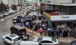 Ucuz et İçin Güneş Doğmadan Yağmur Altında Bin Kişi Sıraya Gidi