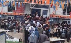 Emekli İkramiyesine Zam Yapmayan İktidar AKP Binasında Bayram Harçlığı Dağıttı! Kuyruk uzadıkça Uzadı