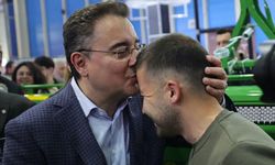 Babacan 24 Yaşındaki Üniversite Mezunu Çiftçiyi Alnından Öptü: Faize Verilen Para Çiftçiye Verilenin 16 Katı