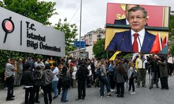 Davutoğlu’ndan Bilgi Üniversitesi Kararına Tepki:Kurum Olarak Yaşatılmalı, Öğrencilerin ve Çalışanların Mağduriyeti...