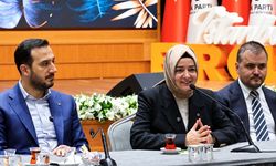Vurgunun Yapıldığı Gün Aynı Masadaydılar: Fatma Betül Sayan Kaya'nın Gündem Yaratan Karesi Apar Topar Silindi