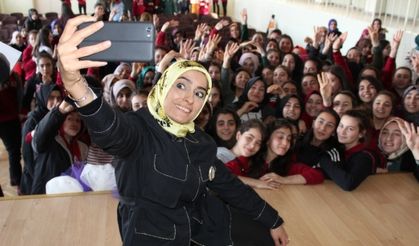 AK Parti Milletvekili Zehra Taşkesenlioğlu'nda Cami Adabına Saygısızlık