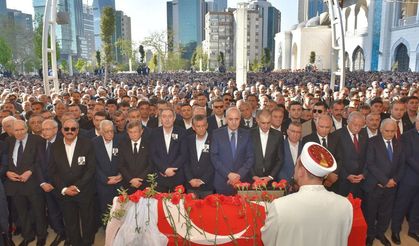 Annesi Tabutu Başında Ağıtlar Yaktı... Sırrı Süreyya Önder Son Yolculuğuna Uğurlandı