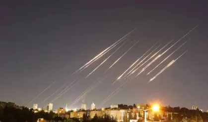 İran İsrail'e Yönelik Füze Saldırısı Başlattı