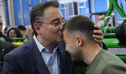 Babacan 24 Yaşındaki Üniversite Mezunu Çiftçiyi Alnından Öptü: Faize Verilen Para Çiftçiye Verilenin 16 Katı