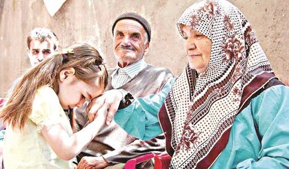 Esas Olan Büyükleri Ziyaret ve El Öpmek! Manevi Değeri Yüksek Saygı ve Hürmet, İlginç Mesajlar...?