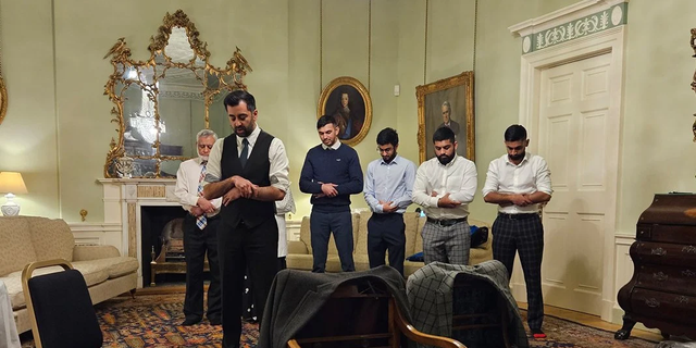 İskoçya'nın İlk Müslüman Başbakanı Resmi Konutuna Geçti: Hamza Yusuf iİk Gününde Namaz Kıldırdı
