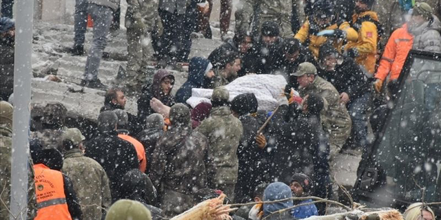 Can Ataklı 'dan Deprem Sorusu: 100 Asker Nasıl Şehit Oldu?