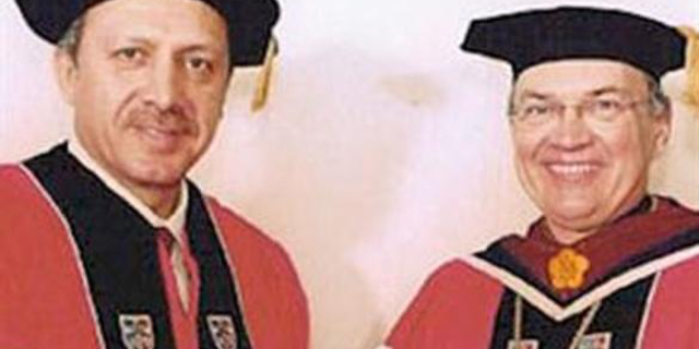 Taha Akyol: Tayyip Erdoğan’ın Papaz Elbisesi