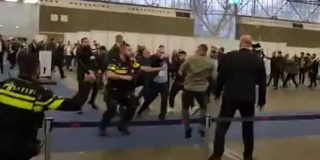 Amsterdam'da Oy Kullanan Türkler Arasında Kavga Çıktı: Polis OHAL İlan Etti