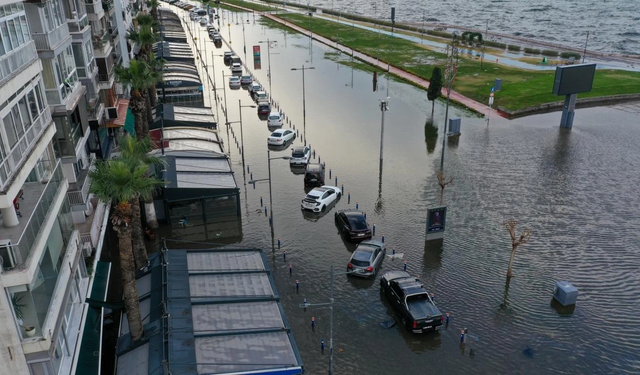 İzmir’de Fırtına: Deniz Taştı, Caddeler Nehre Döndü