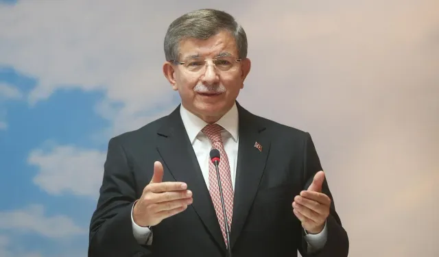 Ahmet Davutoğlu'ndan Muhalefete 'Paniğe Kapılmayın' Mesajı: Muhalefet Kaygan Zeminde Ayakta Durmaya Çalışıyor