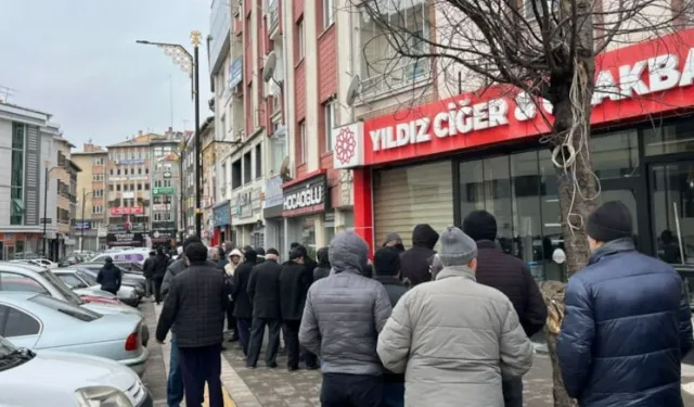 Yüzde 50 Zammı Duyan Akın Etti! Vatandaş Stok Yapmak İçin Kuyruğa Girdi