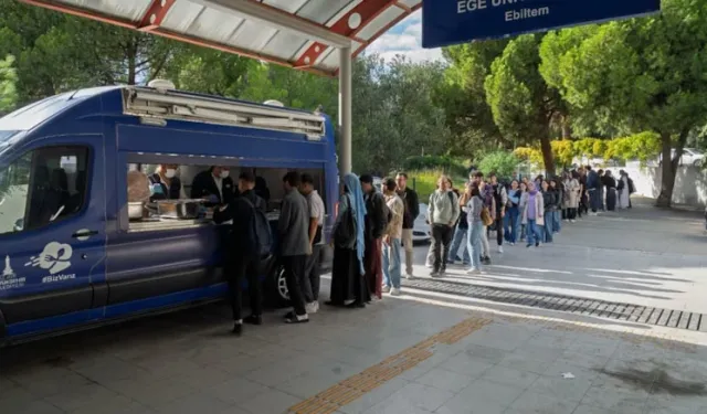 Üniversiteliler Ücretsiz Yemek Kuyruğunda