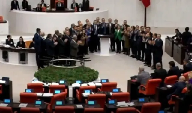 Meclis'te Ortalık Karıştı: CHP'nin Emekli Ücreti Protestosuna AKP'den Müdahale Geldi
