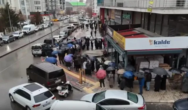 Ucuz et İçin Güneş Doğmadan Yağmur Altında Bin Kişi Sıraya Gidi