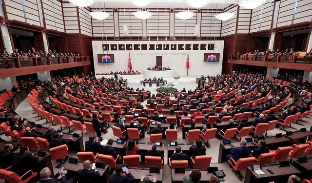 Muhalefetten Meclis'te 'Sonunda Bu da Oldu' Tepkisi: "AK Parti Mahkeme Kararına Uymamak İçin Kanun Çıkardı"