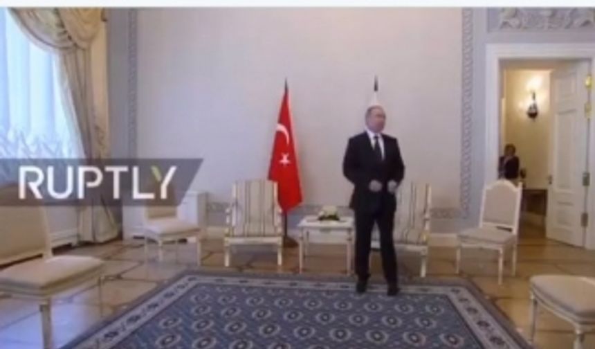 Putin Bu Görüntüyü Servis Ederek "Bilerek, İsteyerek  Erdoğan'ı ve Türk Heyetini BEKLETTİM" Mesajı Veriyor...