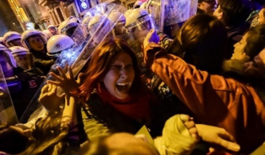 Kadınlar Gününde Kadına Dayak... "Feminist Gece Yürüyüşü" sloganıyla Yürüyüş Yapmak İsteyen Gruplara Polis Engeli...