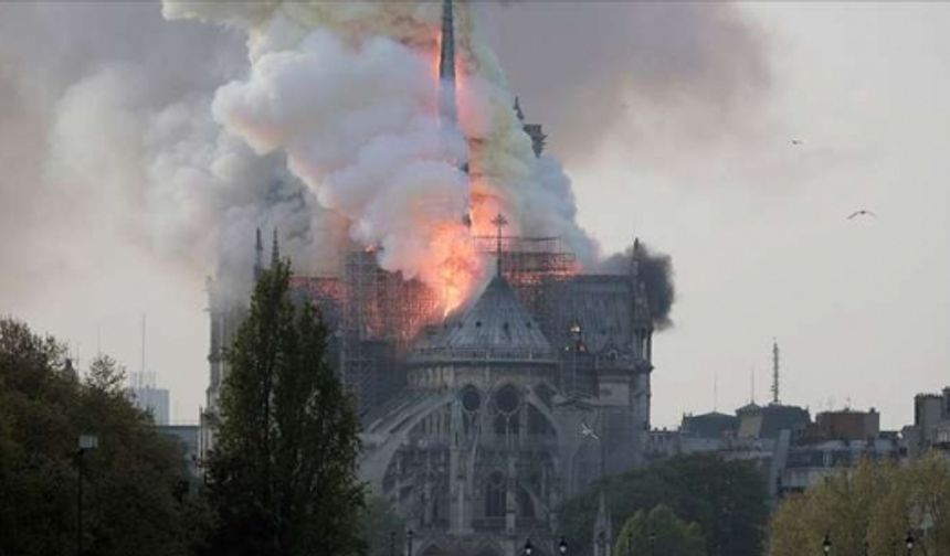 Fransa'nın Başkenti Paris'te Notre Dame Katedrali'nde Çıkan Yangın...