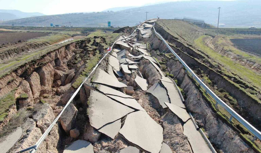 Depremin Merkezinden Ürküten Görüntü:Yolda Devasa Yarıklar Oluştu