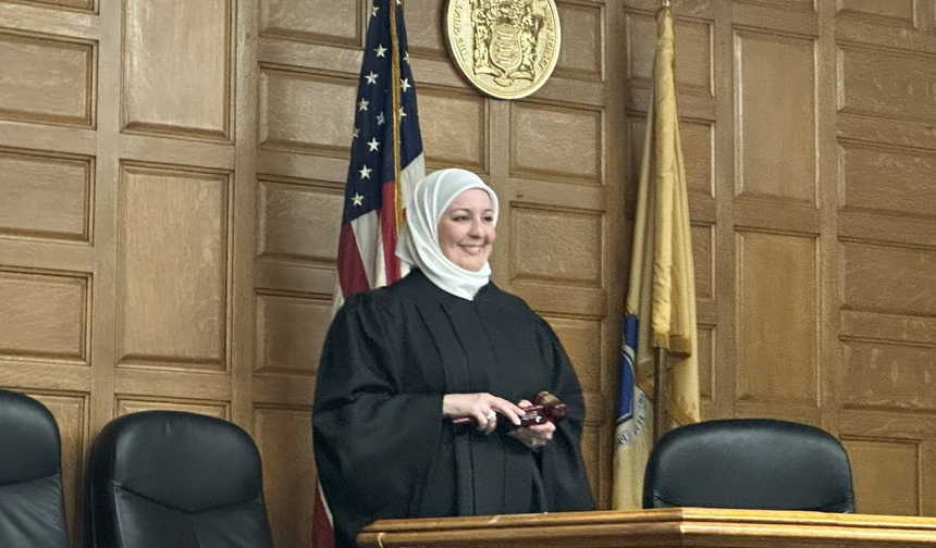 ABD’de Bir İlk: Başörtülü Yargıç Kuran-ı Kerim'e El Basarak Göreve Başladı