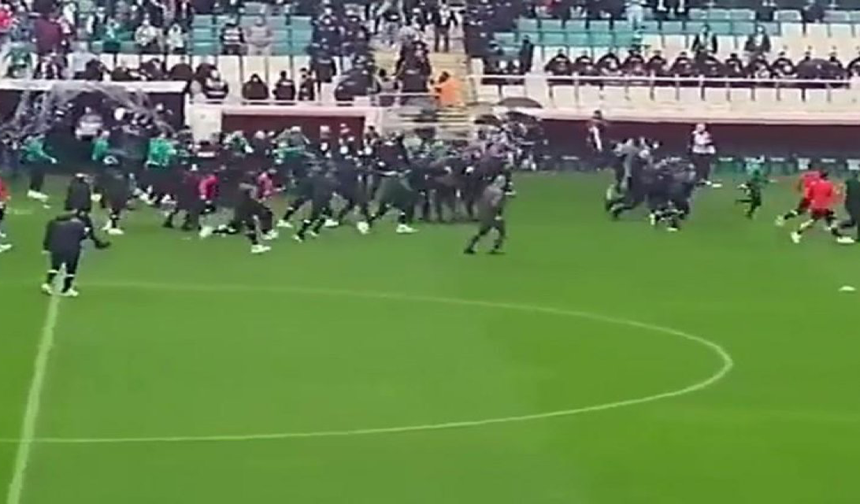 Bursaspor İle Amedspor'un Bugünkü Maçı Öncesi: Amedspor Oyuncularına Sahada Saldırı
