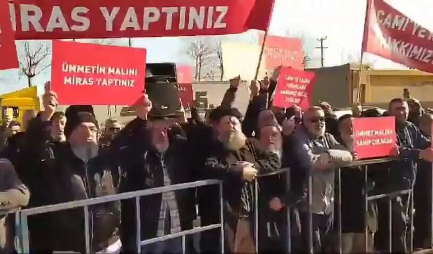 Menzil Cemaati’ndeki Miras Kavgası Sokaklara Taşındı: 'Ümmetin Malını Miras Yaptınız'