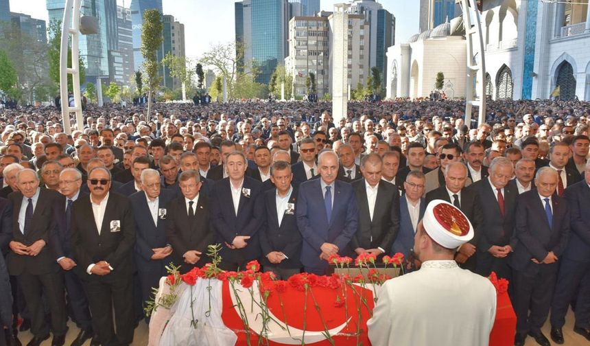 Annesi Tabutu Başında Ağıtlar Yaktı... Sırrı Süreyya Önder Son Yolculuğuna Uğurlandı