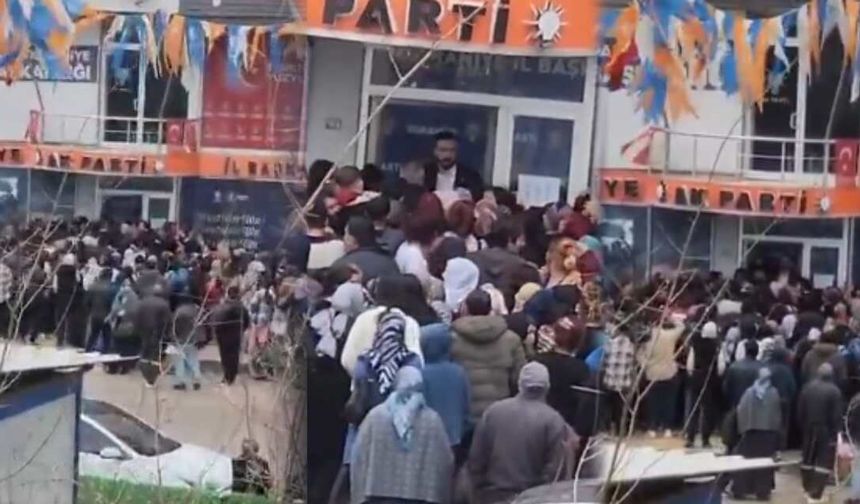 Emekli İkramiyesine Zam Yapmayan İktidar AKP Binasında Bayram Harçlığı Dağıttı! Kuyruk uzadıkça Uzadı