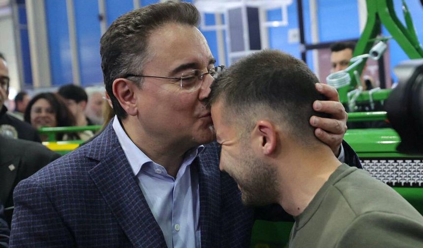 Babacan 24 Yaşındaki Üniversite Mezunu Çiftçiyi Alnından Öptü: Faize Verilen Para Çiftçiye Verilenin 16 Katı