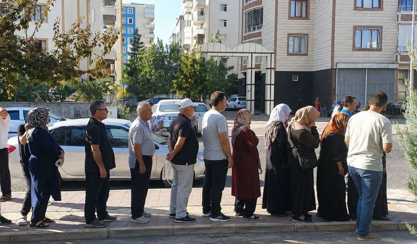 Et ve Süt Kurumu Önünde İndirim Kuyruğu: 1 Kilo Kıyma İçin 5 Saat Bekliyorlar
