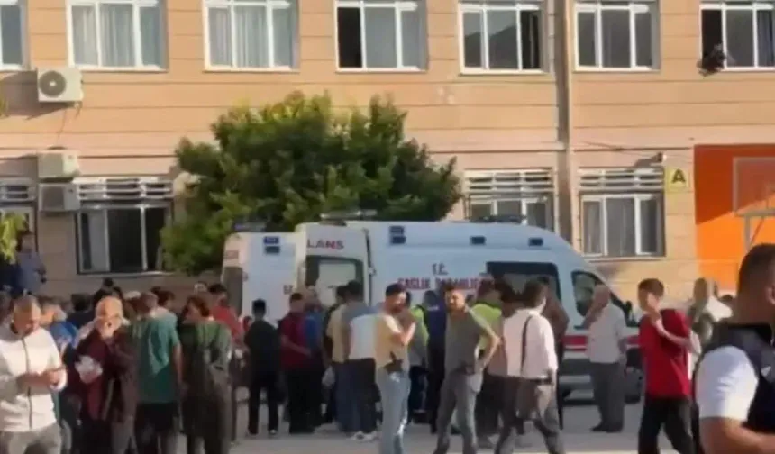 Eğitim Yuvasında Dehşet! Manisa'da Lise Önünde Silahlı Saldırı: Yaralılar Var