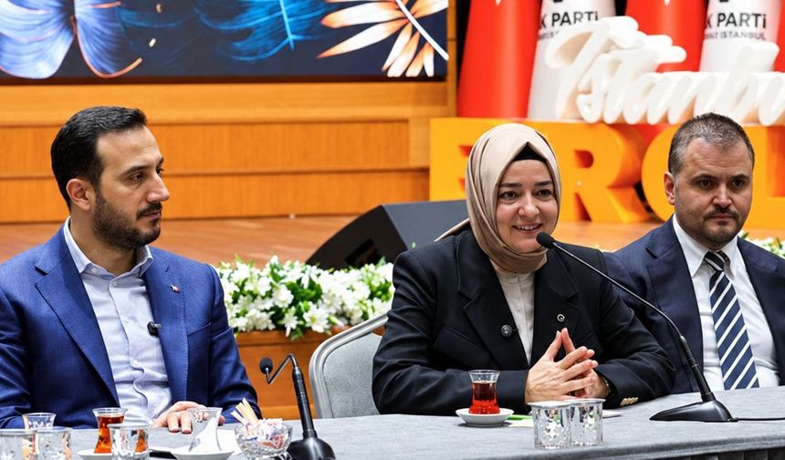 Vurgunun Yapıldığı Gün Aynı Masadaydılar: Fatma Betül Sayan Kaya'nın Gündem Yaratan Karesi Apar Topar Silindi